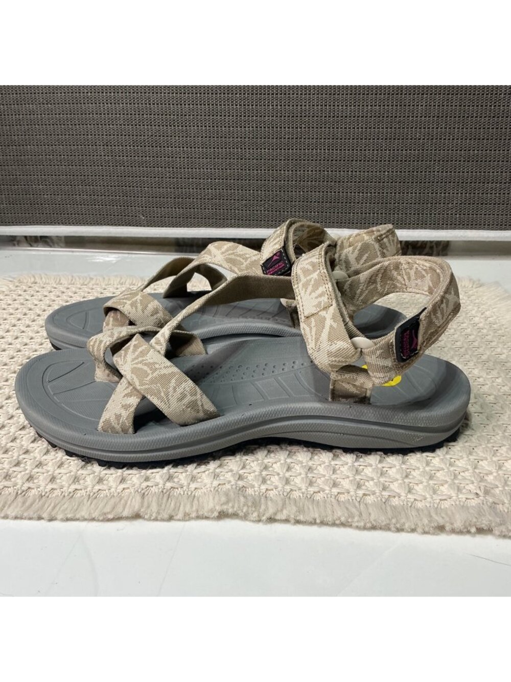Pacific Mountain Woman's Avery Beige Outdoor Sandals Adjustable Straps Size 9